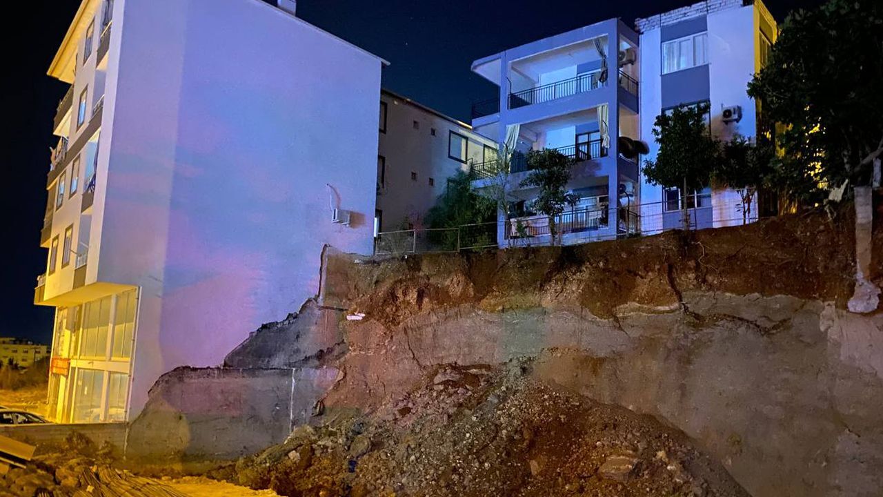 Antalya'da inşaat kazı çalışmasında toprak kaydı: Bir ev tahliye edildi Antalya'da inşaat kazı çalışmasında toprak kaydı: Bir ev tahliye edildi