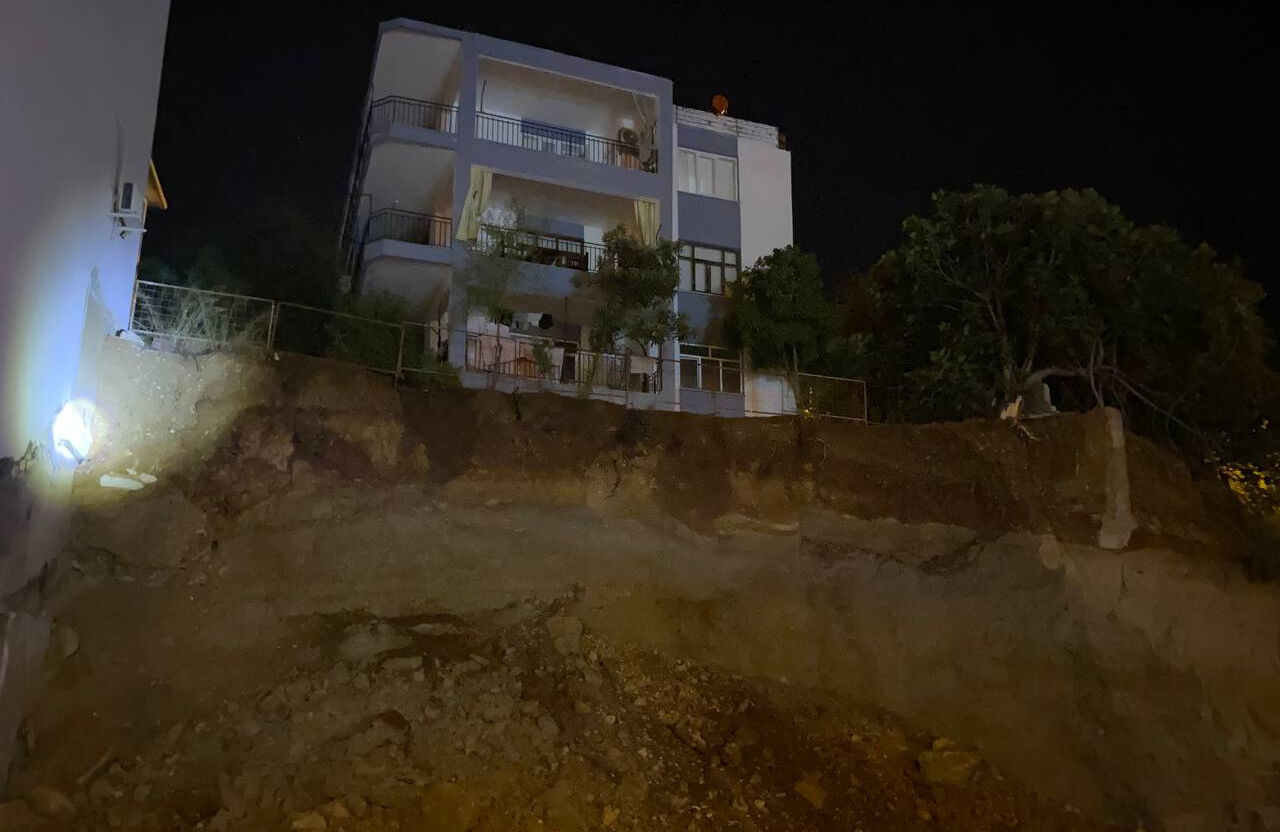 Antalya'da inşaat kazı çalışmasında toprak kaydı: Bir ev tahliye edildi Antalya'da inşaat kazı çalışmasında toprak kaydı: Bir ev tahliye edildi - 1. Resim