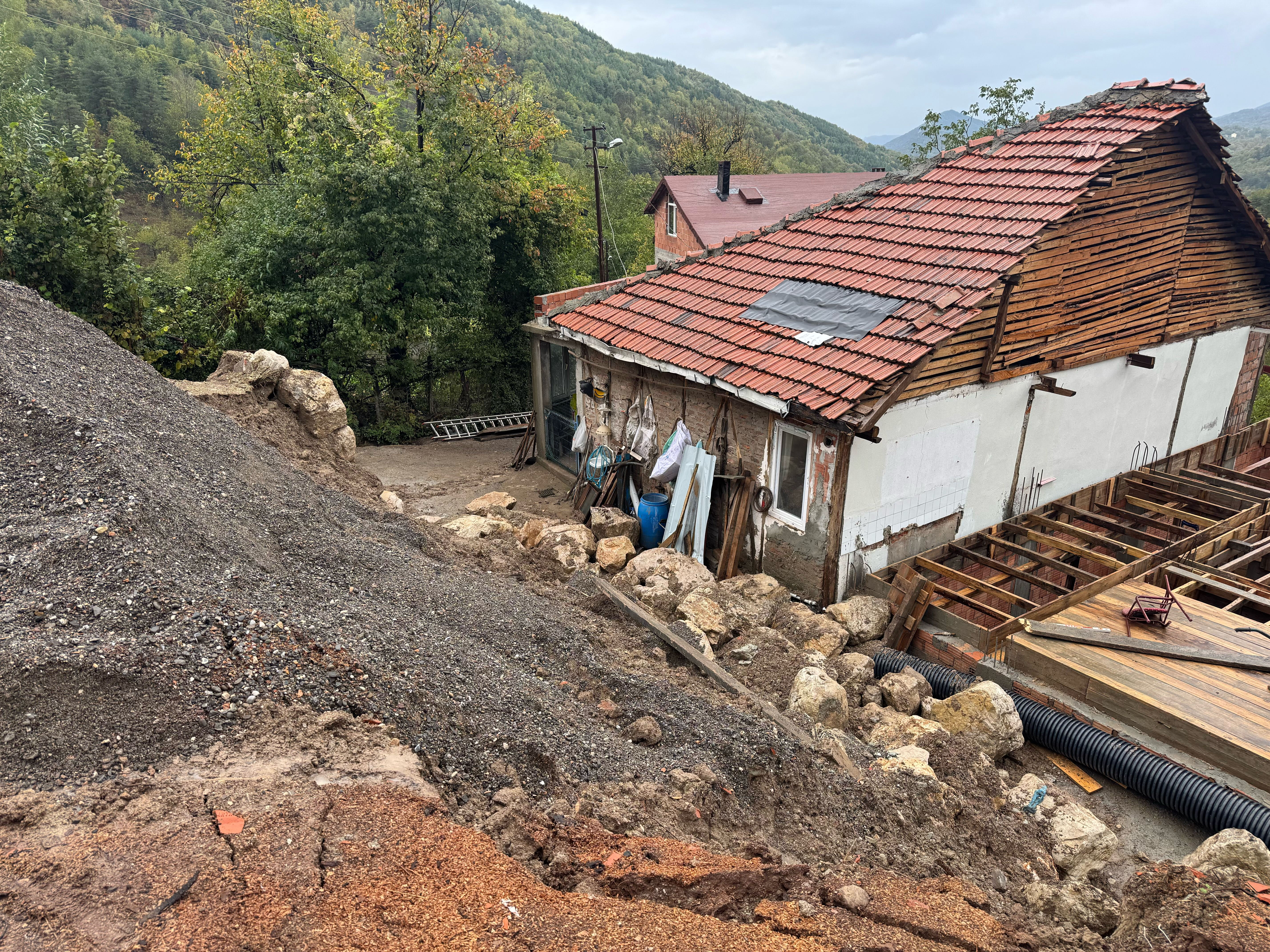 Bartın'da heyelan! Bir ev tedbir amaçlı tahliye edildi - 1. Resim