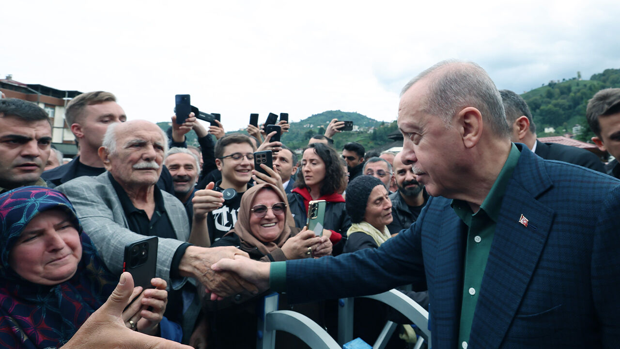 Cumhurbaşkanı Erdoğan, Cumhurbaşkanı Recep Tayyip Erdoğan, cuma namazını memleketi Rize'nin Güneysu ilçesindeki Merkez Camisi'nde kıldı. Cumhurbaşkanı Erdoğan, vatandaşlarla sohbet etti