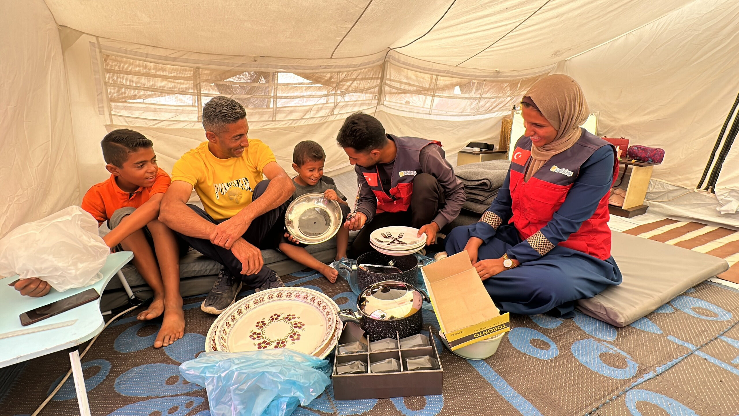 Doğrudan yardım ulaşıyor! Sadakataşı ve MÜSİAD Gazze’de çadır kent kurdu - 1. Resim