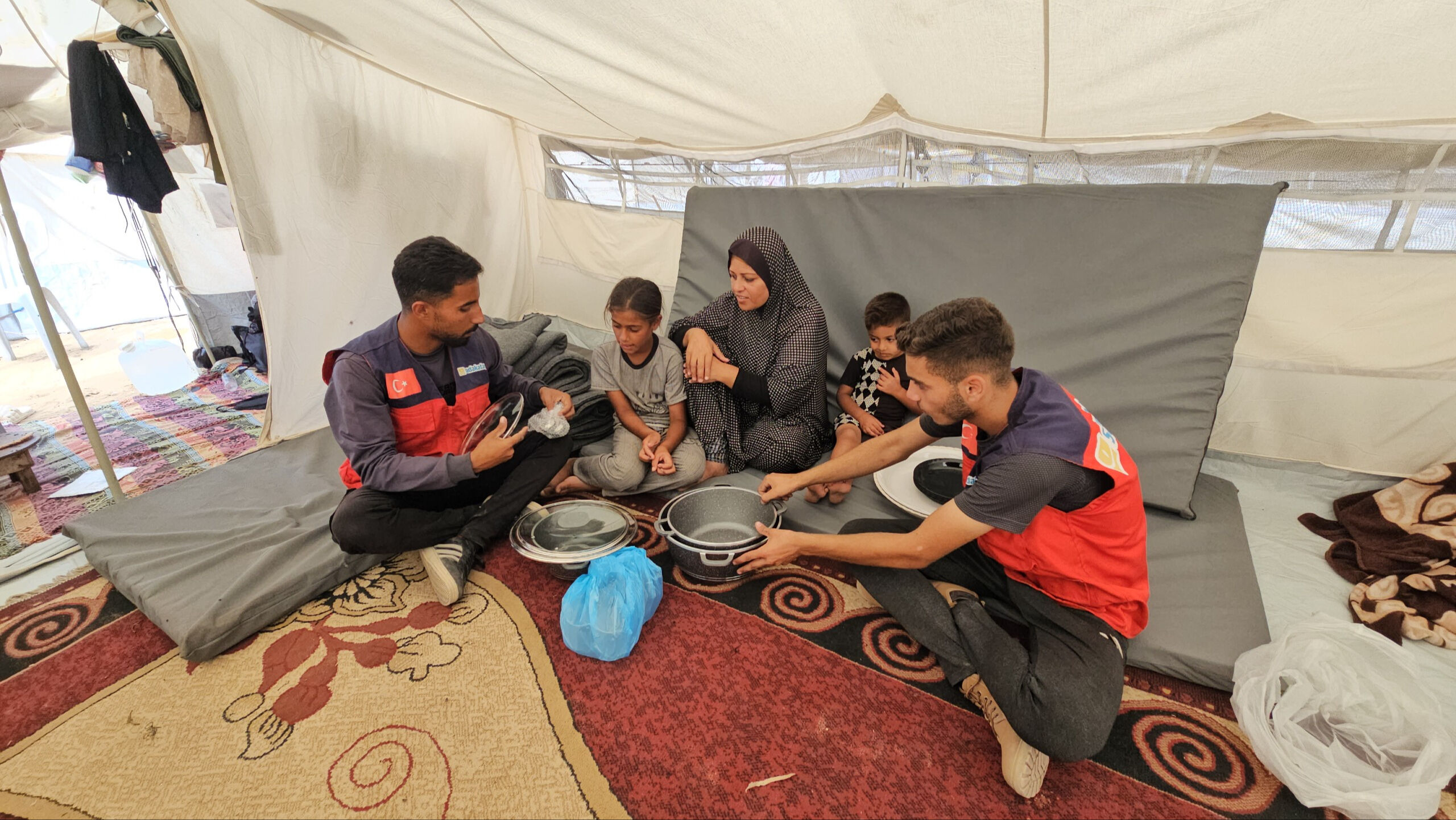 Doğrudan yardım ulaşıyor! Sadakataşı ve MÜSİAD Gazze’de çadır kent kurdu - 7. Resim