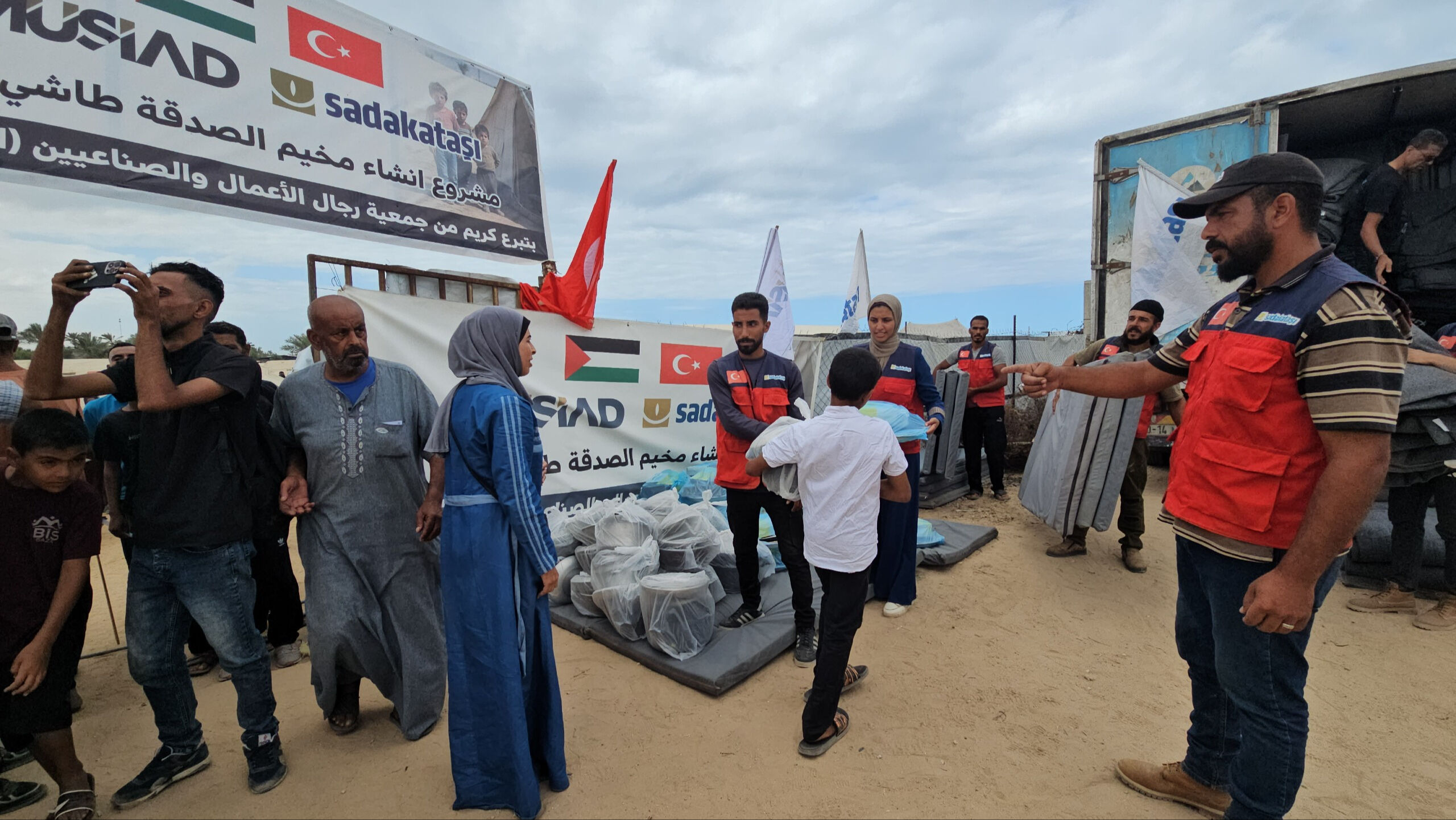 Doğrudan yardım ulaşıyor! Sadakataşı ve MÜSİAD Gazze’de çadır kent kurdu - 6. Resim