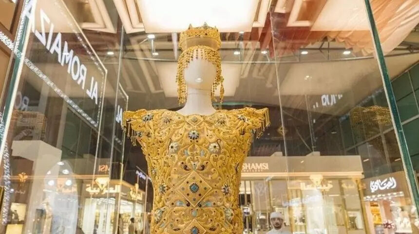 Dünyanın en pahalı elbisesi görücüye çıktı! Tam 10 kilo ağırlığında, fiyatı ise dudak uçuklatıyor Dünyanın en pahalı elbisesi görücüye çıktı! Tam 10 kilo ağırlığında, fiyatı ise dudak uçuklatıyor - 1. Resim