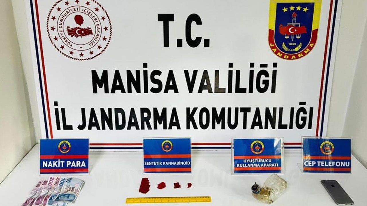 İzini üzüm bağında kaybettirmeye çalıştı, uyuşturucuyla yakalandı İzini üzüm bağında kaybettirmeye çalıştı, uyuşturucuyla yakalandı