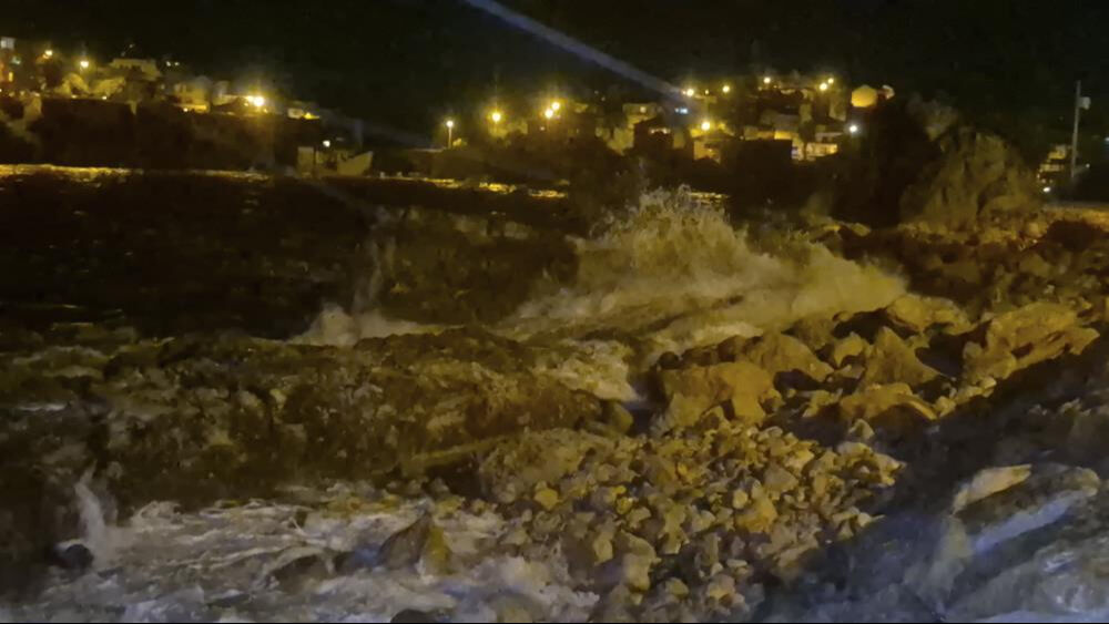 Karadeniz rüzgara teslim oldu! Kayalara vuran dalgaların boyu 8 metreyi buldu Karadeniz rüzgara teslim oldu! Kayalara vuran dalgaların boyu 8 metreyi buldu - 1. Resim