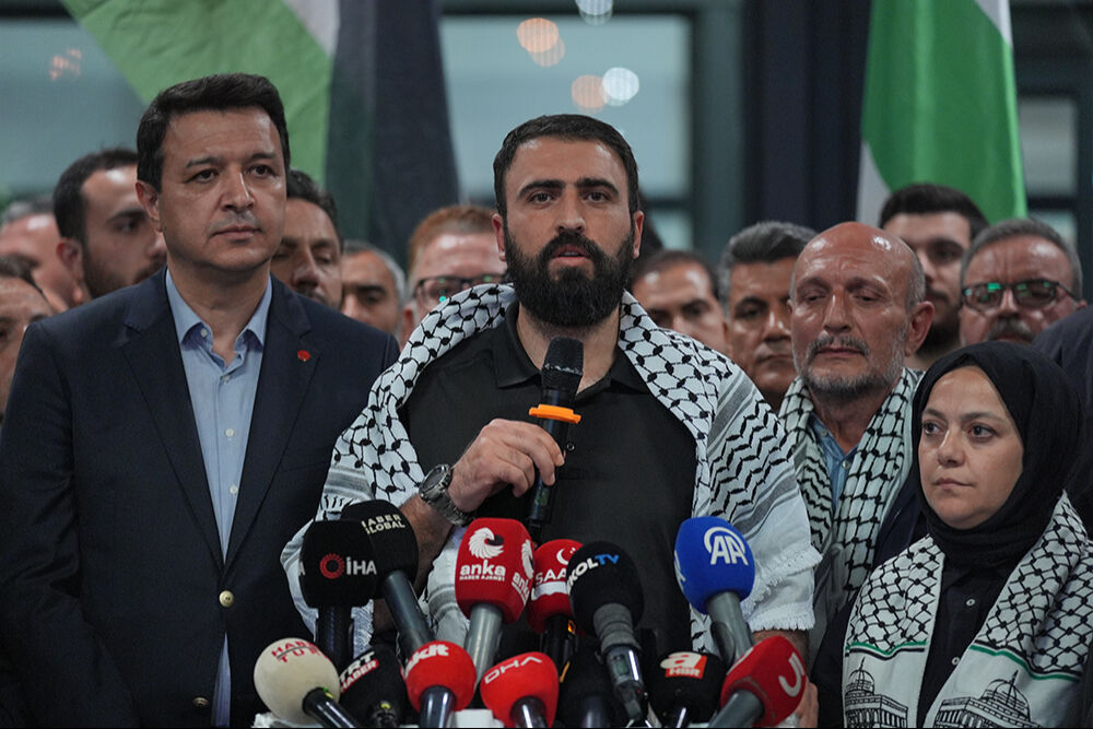 Özgürlük Filosu'nda gözaltına alınan vekiller yurda döndü - 1. Resim