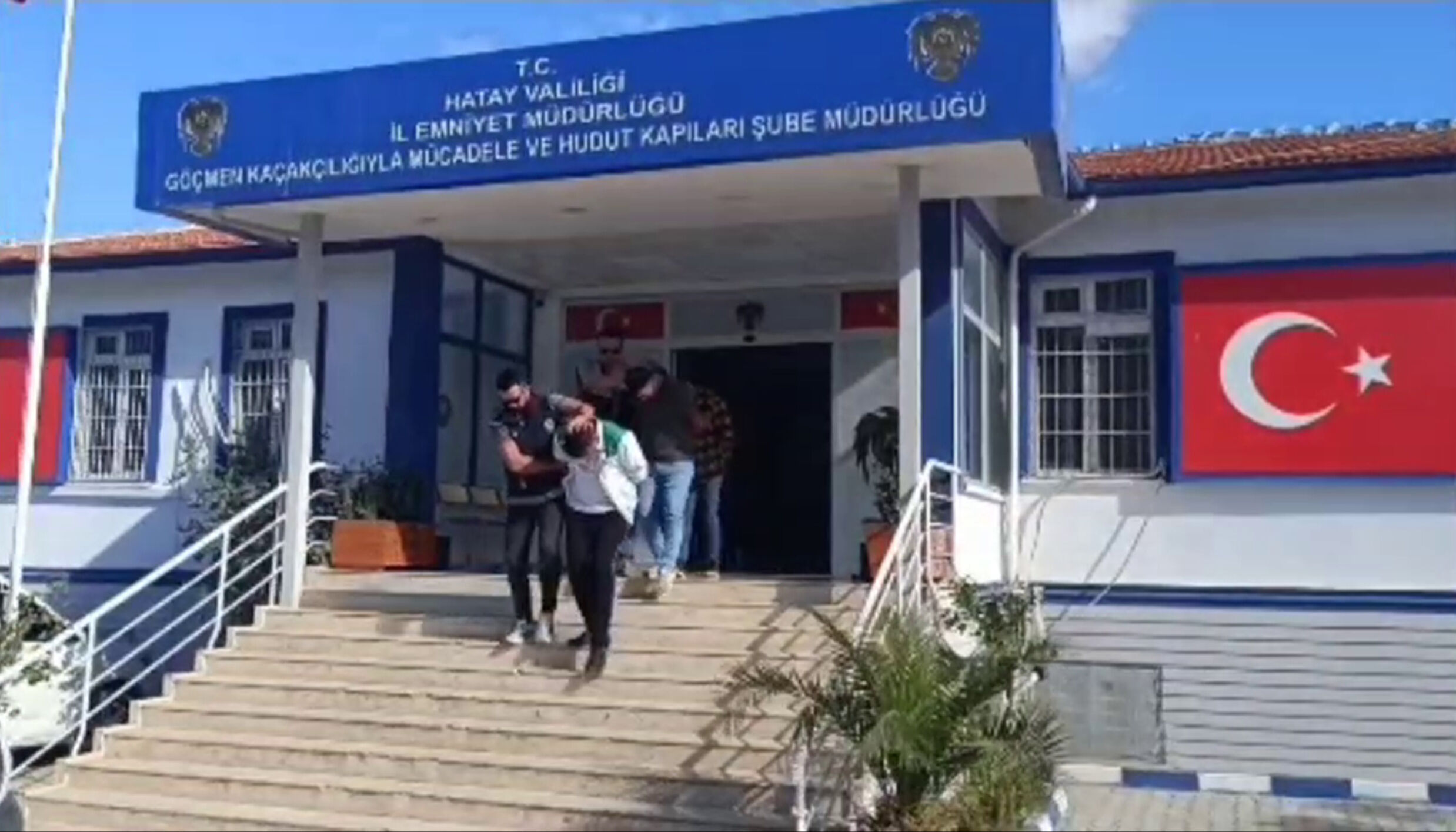 Tek tek kamyonet kasasından çıktılar! Polis kıskıvrak yakaladı - 1. Resim