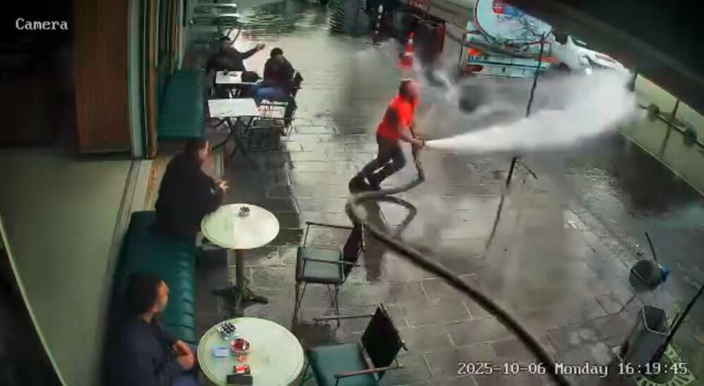 Bayrampaşa'da güldüren anlar! Hortumun kontrolünü kaybetti, müşterilerini suladı - 1. Resim