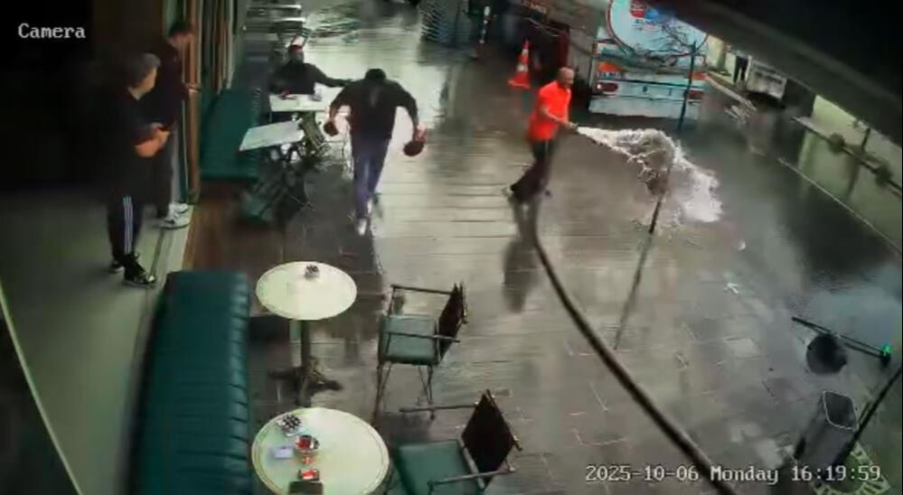 Bayrampaşa'da güldüren anlar! Hortumun kontrolünü kaybetti, müşterilerini suladı - 2. Resim