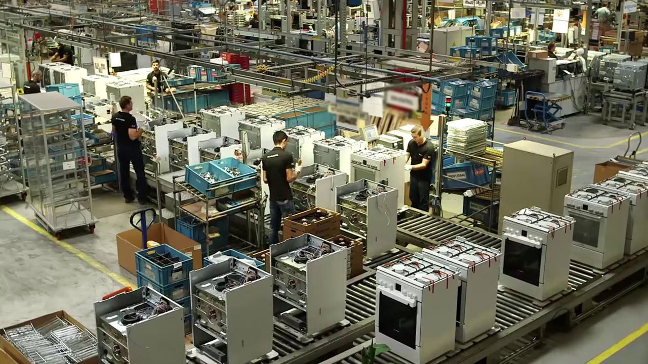 Beyaz eşya devi 2 fabrikasını kapatıyor! 1.400 kişi işsiz kalacak Beyaz eşya devi 2 fabrikasını kapatıyor! 1.400 kişi işsiz kalacak