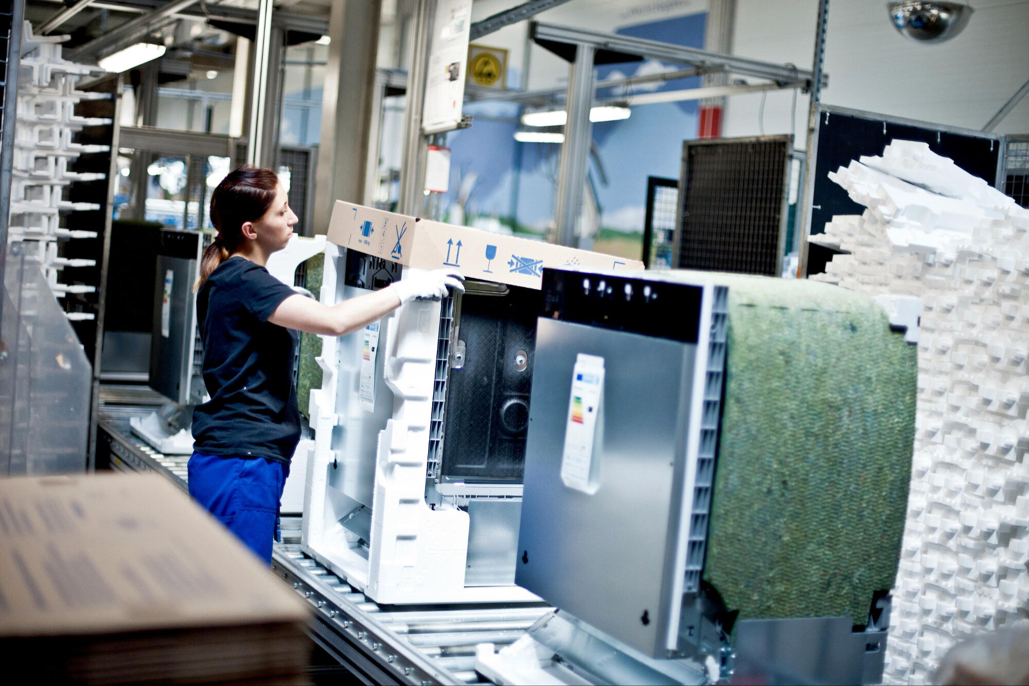 Beyaz eşya devi 2 fabrikasını kapatıyor! 1.400 kişi işsiz kalacak Beyaz eşya devi 2 fabrikasını kapatıyor! 1.400 kişi işsiz kalacak - 2. Resim