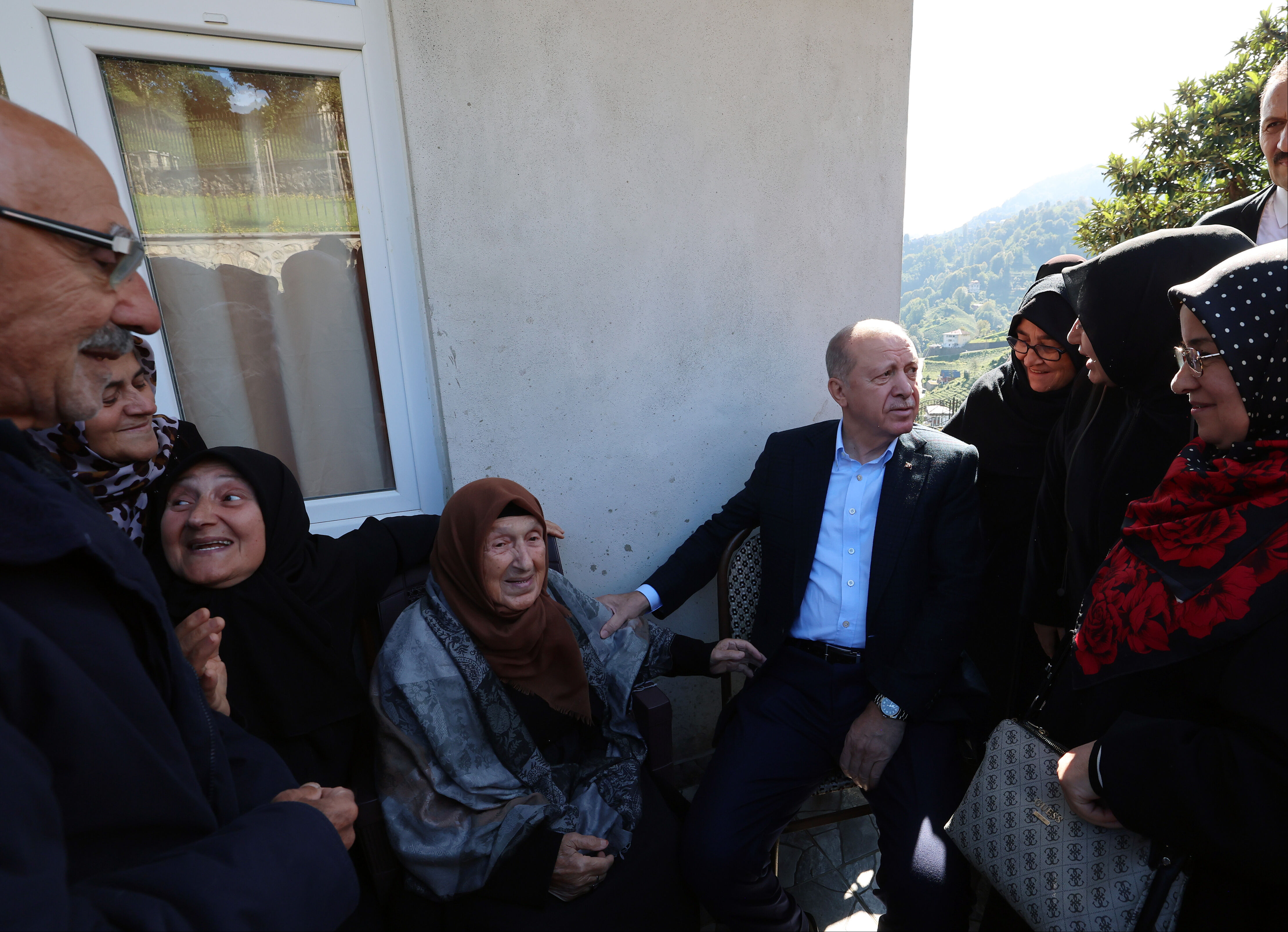 Cumhurbaşkanı Erdoğan'dan Rize'de komşu ziyareti - 1. Resim