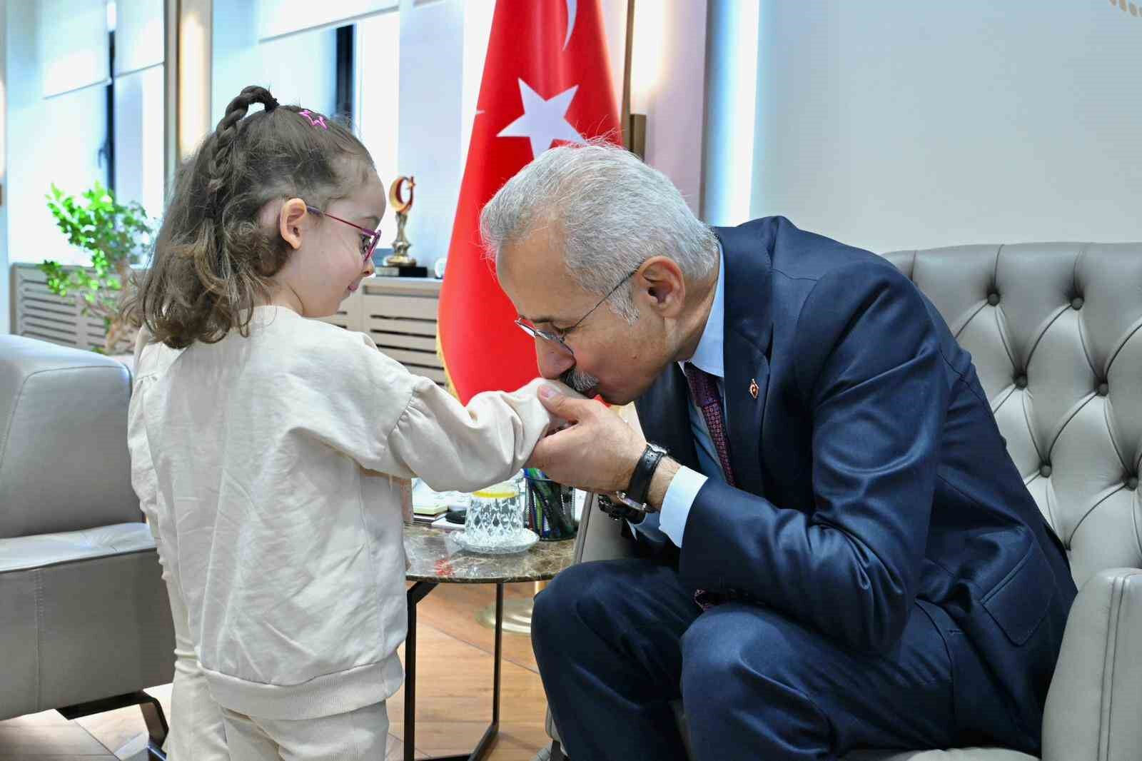 Erva ve Zümra’nın hayali gerçek oldu: Bakan Uraloğlu uçak sevdalısı ikizlere kokpit kapılarını açtı - 1. Resim