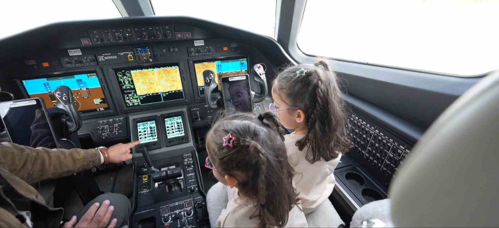 Erva ve Zümra’nın hayali gerçek oldu: Bakan Uraloğlu uçak sevdalısı ikizlere kokpit kapılarını açtı - 2. Resim