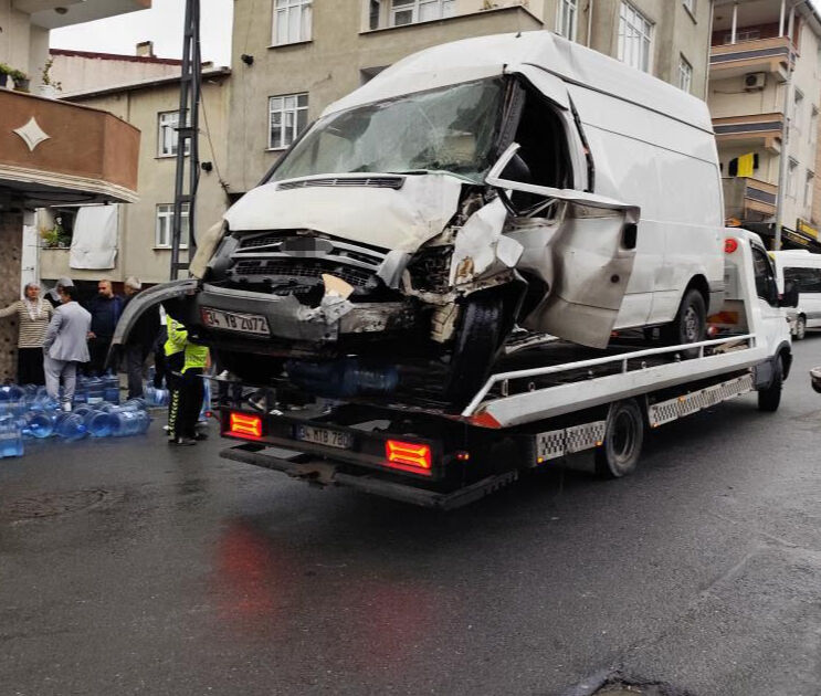 Freni boşalan araç, dükkana daldı! Kazadan kıl payı kurtuldu - 2. Resim