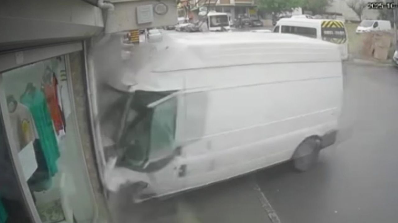 Freni boşalan araç, dükkana daldı! Kazadan kıl payı kurtuldu Freni boşalan araç, dükkana daldı! Kazadan kıl payı kurtuldu