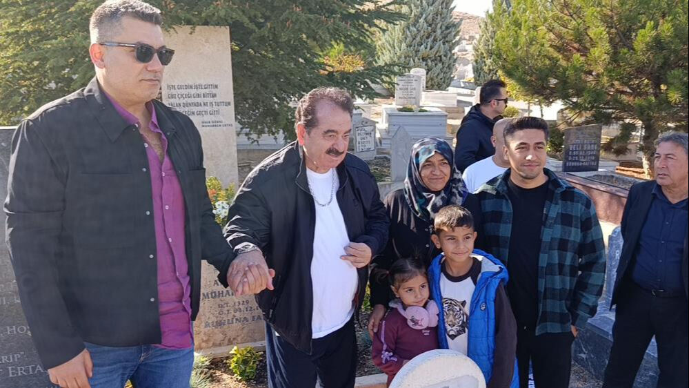 İbrahim Tatlıses'ten vefa örneği! Neşet Ertaş'ın mezarını ziyaret etti - 2. Resim