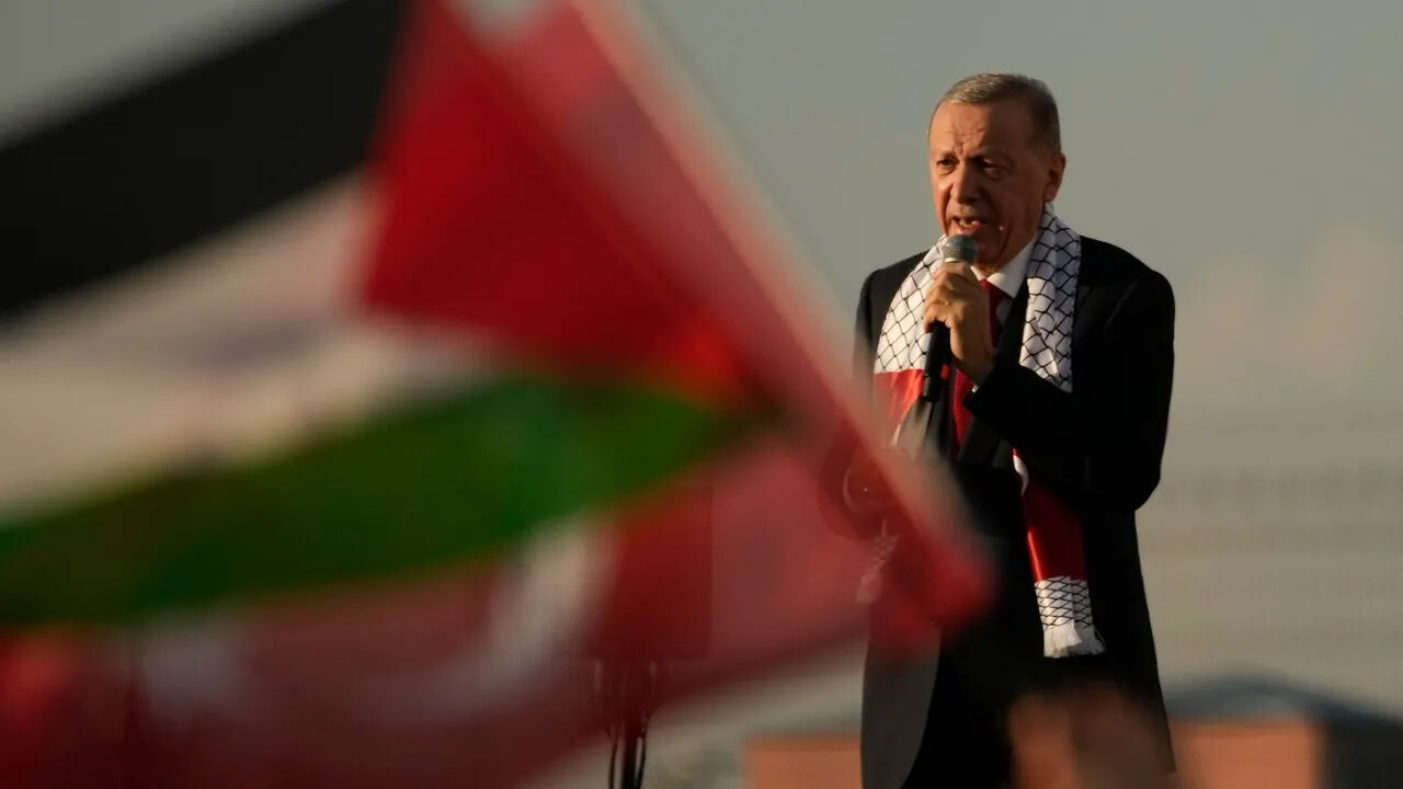 İsrail basınında Türkiye gündem oldu! 'Savaşın en büyük kazananı Erdoğan' Israel Hayom gazetesinde yayımlanan analizde, Türkiye’nin hem ateşkesin uygulanmasında hem de Gazze’nin yeniden inşasında kilit rol üstlendiği yazıldı.