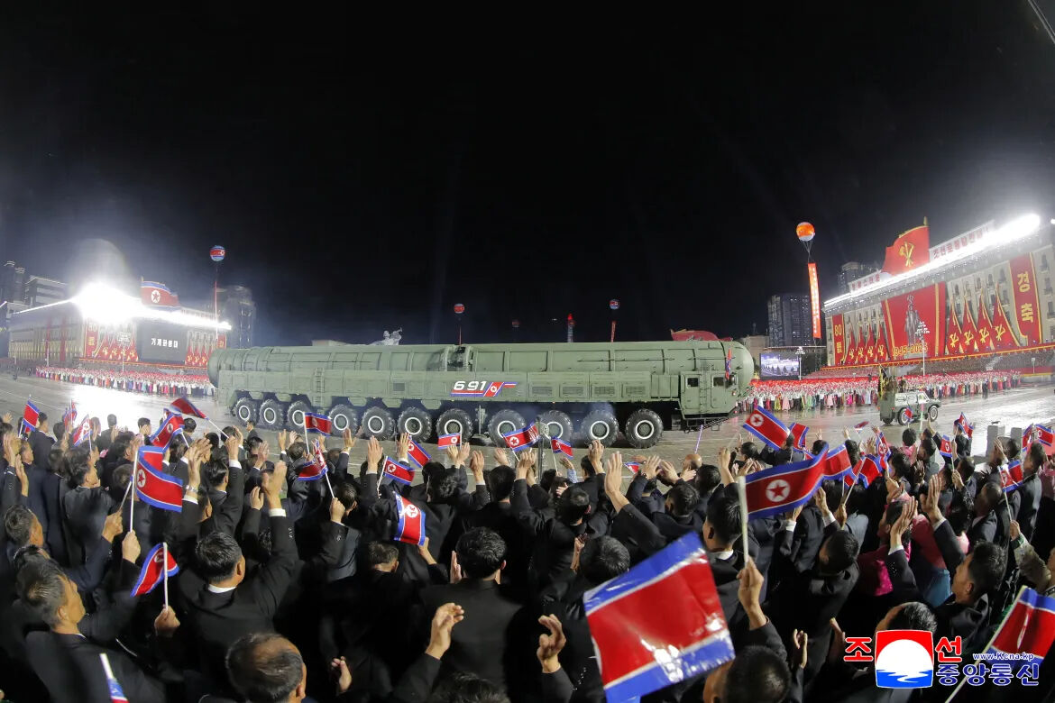 Kim Jong Un, Kuzey Kore’nin 'en güçlü nükleer silahını” tanıttı - 1. Resim
