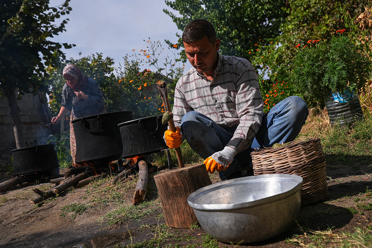 Kışın olmazsa olmazı, gribe kalkan... Kızılçam kozalağı pekmez üretimi başladı: Bergama’nın yeni trend sağlık ürünü - 7. Resim