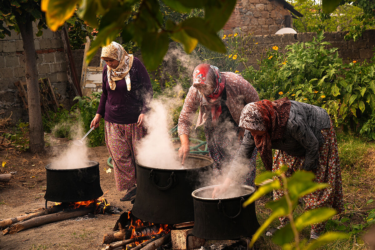 Kışın olmazsa olmazı, gribe kalkan... Kızılçam kozalağı pekmez üretimi başladı: Bergama’nın yeni trend sağlık ürünü - 3. Resim