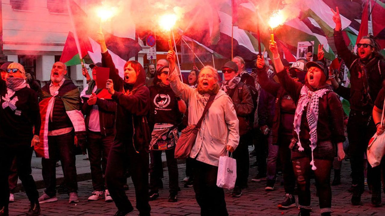 Oslo&#039;da binlerce kişi maç öncesi İsrail&#039;i protesto etti
