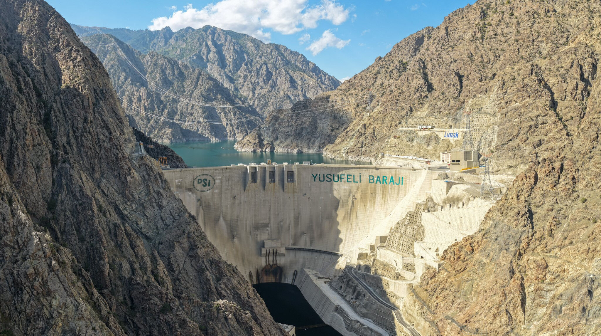Türkiye'nin birinci, dünyanın beşinci en yüksek kemer barajı! 1,4 milyon hanenin elektriğini karşıladı - 1. Resim
