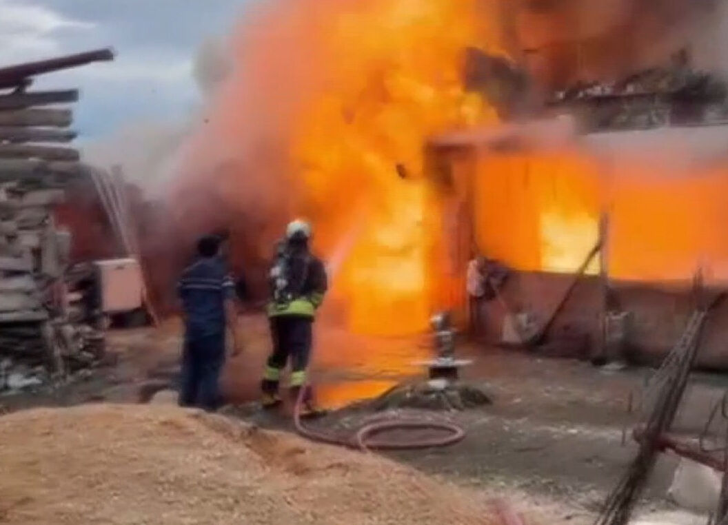 Yangına giden ekiplerin zor anları! Tüp patladı, ortalık alev aldı - 1. Resim