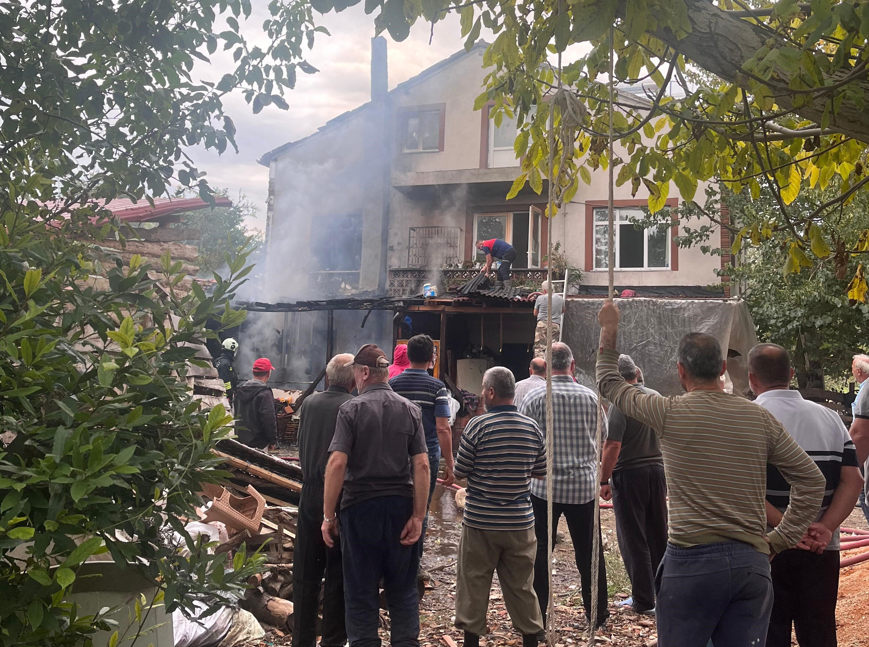 Yangına giden ekiplerin zor anları! Tüp patladı, ortalık alev aldı - 2. Resim