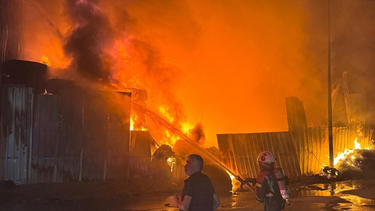 Yüksek faiz yangın çıkarır mı? En fazla tekstil fabrikaları zarar gördü - 1. Resim