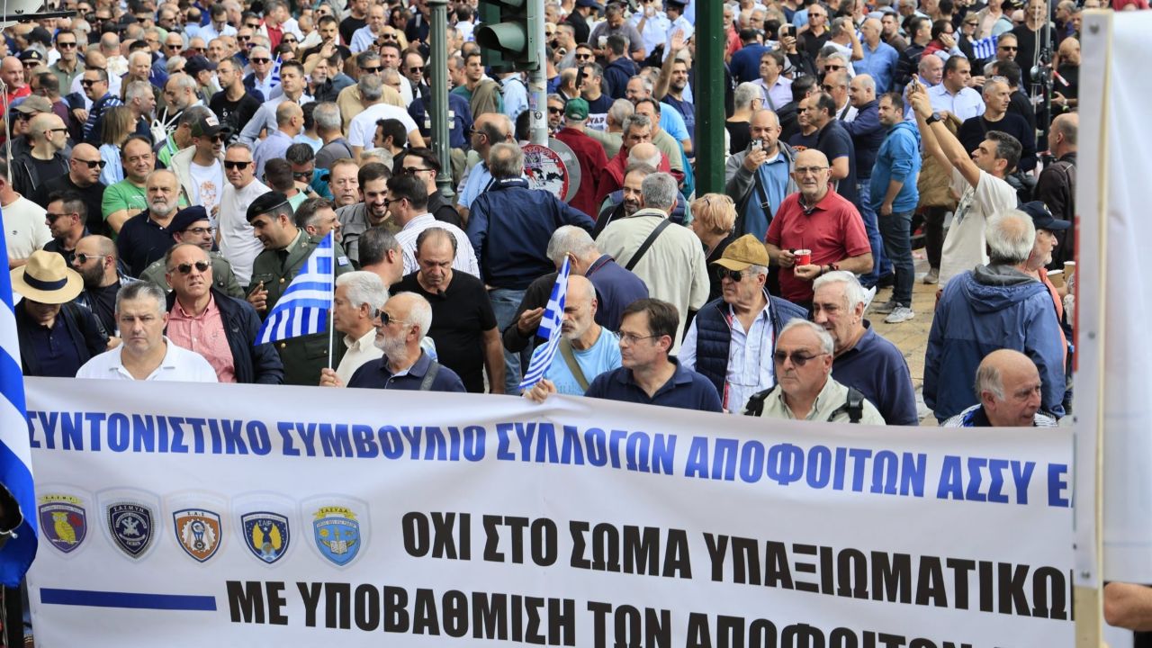 Yunan askerleri protesto için sokakta! Yeni tasarıya büyük tepki Yunan askerleri protesto için sokakta! Yeni tasarıya büyük tepki