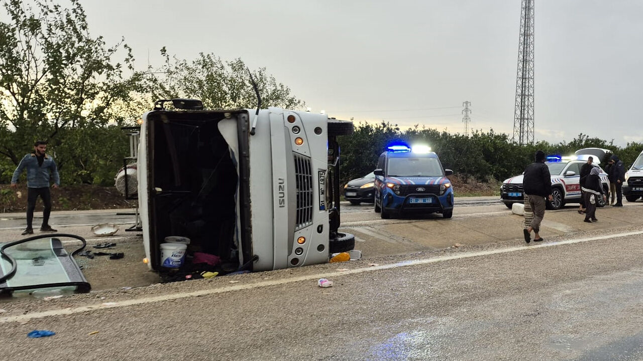Adana'da tarım işçilerini taşıyan midibüs devrildi: Yaralılar var Adana'da tarım işçilerini taşıyan midibüs devrildi: Yaralılar var - 1. Resim