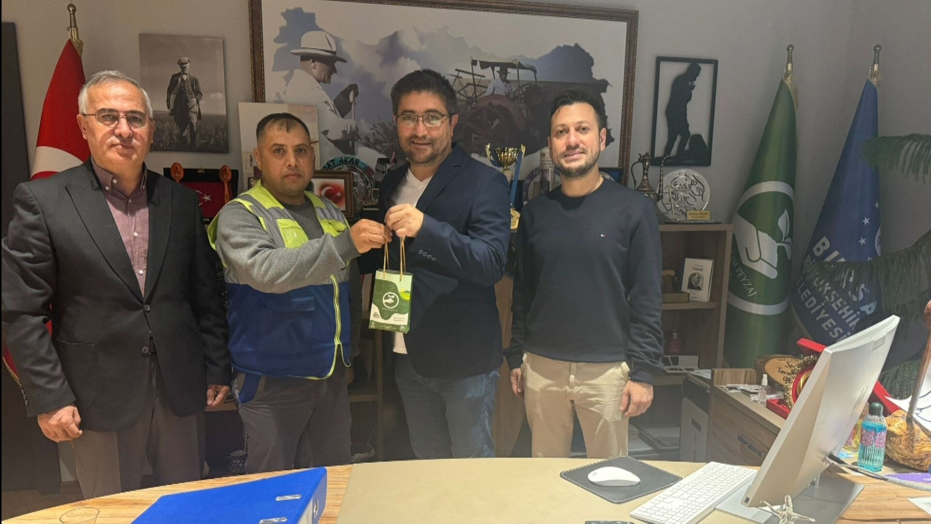 Altın dolu çantayı polise teslim etti! Hem sahibinden hem belediyeden ödül aldı - 2. Resim