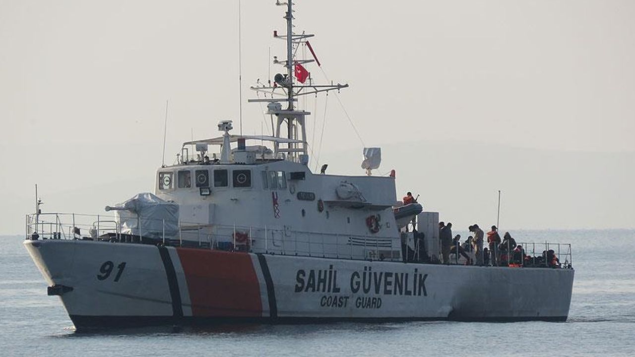 Antalya&#039;da denizde mahsur kalan 19 genç kurtarıldı