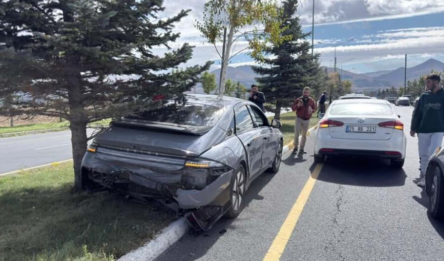 Erzurum'da Anahtar Parti konvoyunda trafik kazası - 1. Resim
