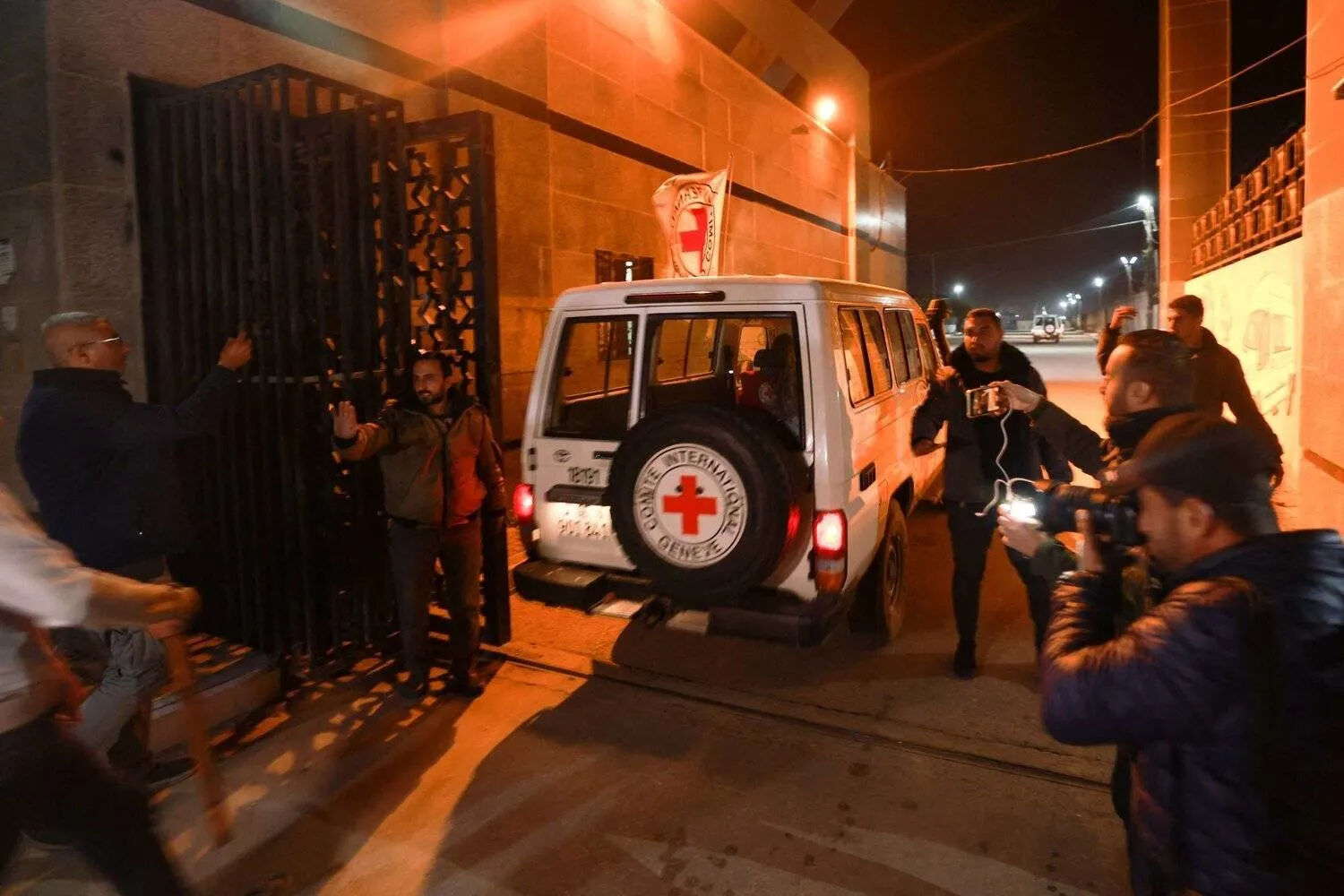 Gazze’de rehine takası için geri sayım başladı! Hamas yetkilileri, Uluslararası Kızılhaç Komitesi (ICRC) temsilcileriyle bu gece bir araya gelerek rehinelerin teslim mekanizması üzerinde uzlaşma sağlamayı planlıyor.