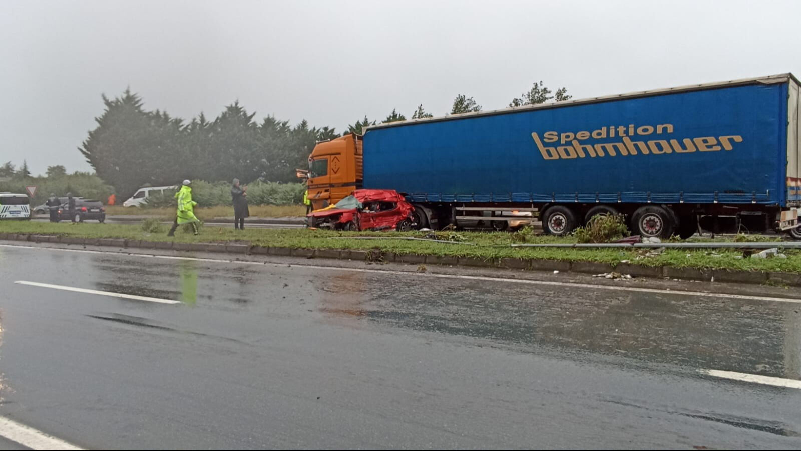 Rize'de tır ile otomobil çarpıştı! 3 kişi hayatını kaybetti - 1. Resim
