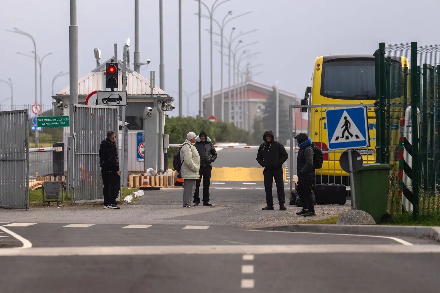 Sınırda Rus askeri paniği! Estonya kritik yolu kapattı Sınırda Rus askeri paniği! Estonya kritik yolu kapattı - 1. Resim