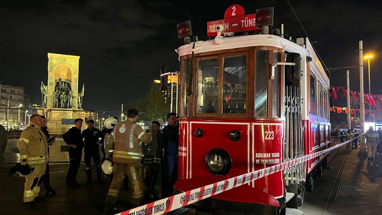 Taksim&#039;de nostaljik tramvayda yangın! Vatman tam zamanında müdahale etti