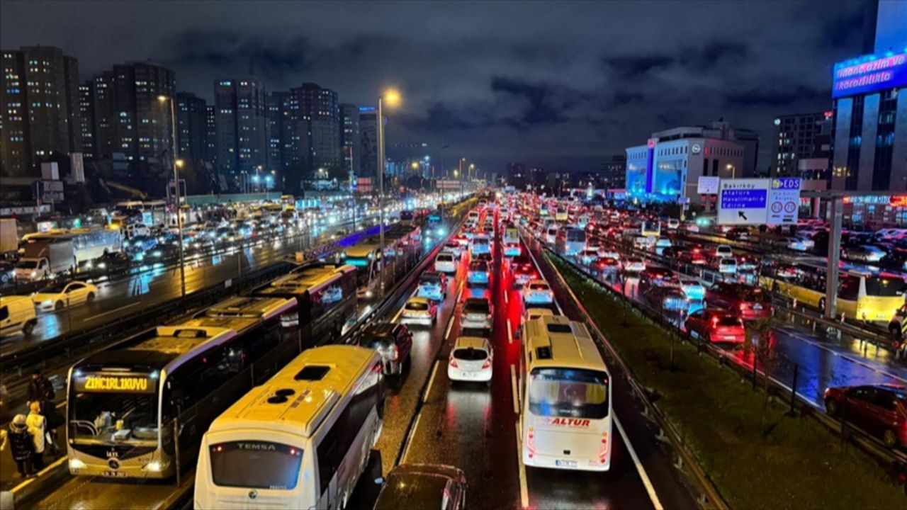 Türkiye&#039;de kış saati uygulaması ne zaman kalktı? Saatler bu yıl geri alınacak mı araştırılıyor