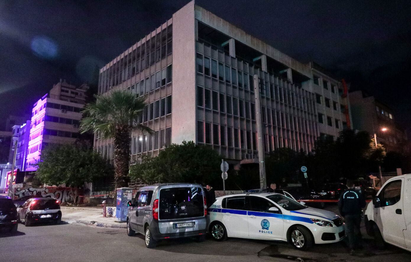 Yunanistan’da bakanlık önünde el yapımı bomba infilak etti! - 1. Resim