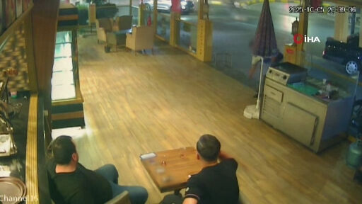 Adana'da akılalmaz olay! Pastaneye el bombası atıldığı anlar kamerada - 1. Resim