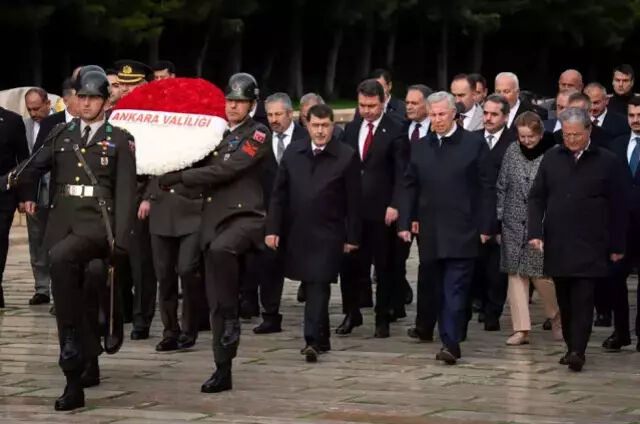 Anıtkabir'de dikkat çeken kare! Mansur Yavaş, kendisi için soruşturma izni isteyen başsavcıyla yan yana - 2. Resim