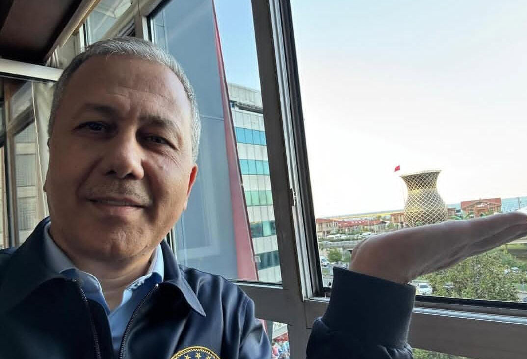 Bakan Yerlikaya, sosyal medya akımına katıldı: Çay bardağı elimde, tebessüm gönlümde - 1. Resim