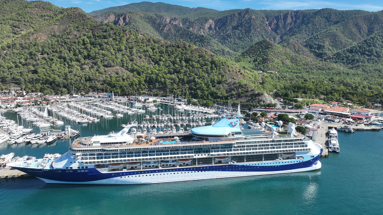 Dev gemi Marmaris'e demir attı: Yüzlerce İngiliz turist ilçeye akın etti - 2. Resim
