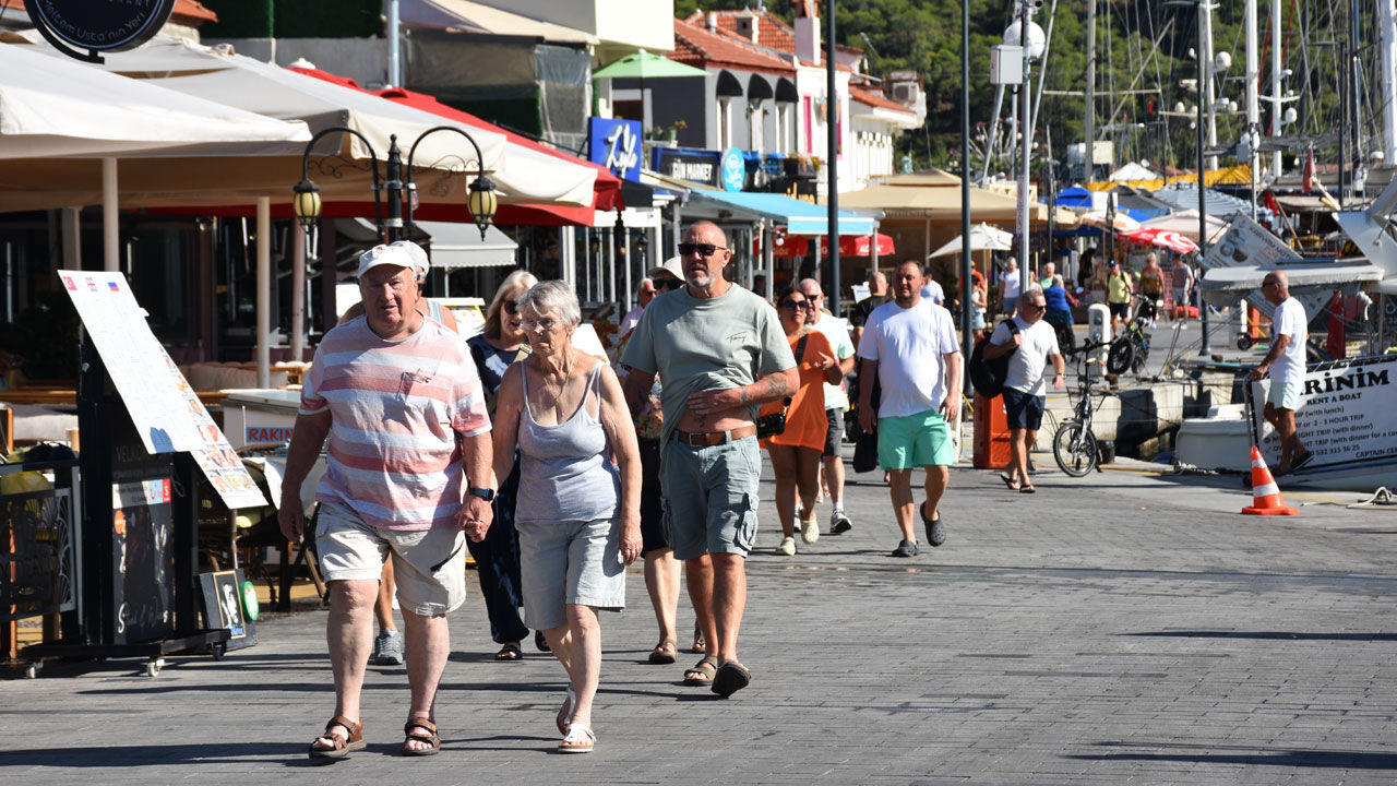 Dev gemi Marmaris'e demir attı: Yüzlerce İngiliz turist ilçeye akın etti - 1. Resim