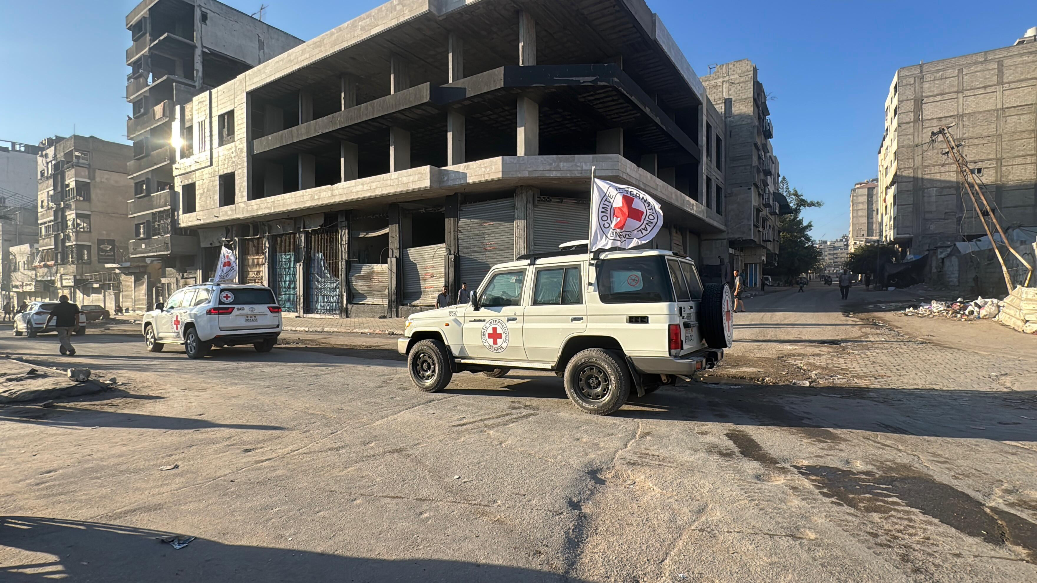 Dünyanın gözü Gazze'de! Esirler serbest bırakılmaya başlandı Amir Bohbot, Hamas Hareketi'nin pazar günü İsrailli esirleri Uluslararası Kızılhaç Örgütüne teslimine ilişkin yayımladığı görüntülerle