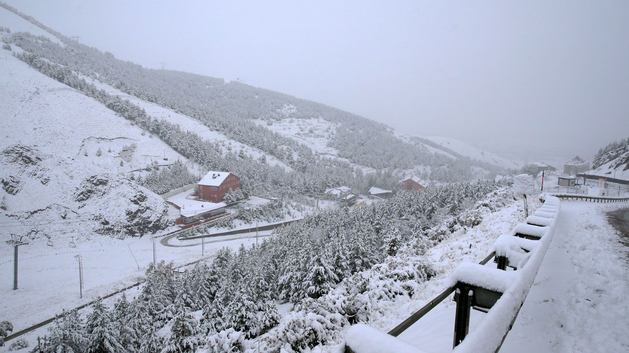 Erzurum'a ekim ortasında kar yağdı, şehir merkezi beyaz örtüyle kaplandı - 3. Resim