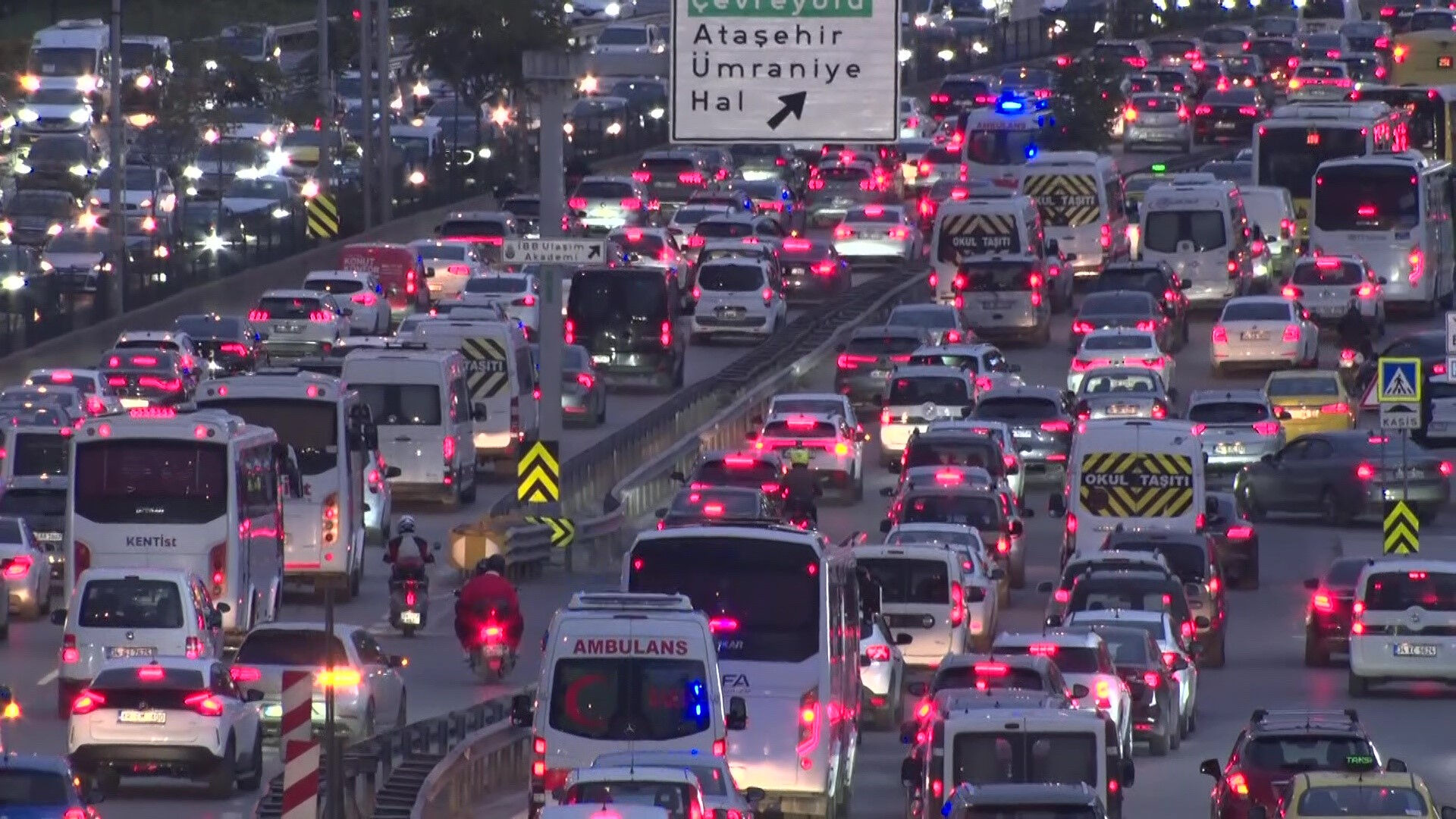 İstanbul'da trafik felç! Durma noktasına geldi - 2. Resim